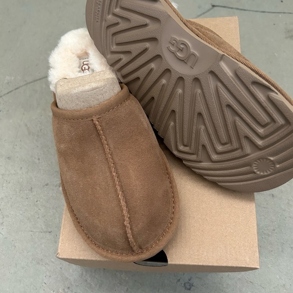 NIB UGG KEEGAN BROWN TAN FURY COZY SLIPS SIZE 3 boys and girls - Picture 2 of 4